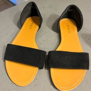 Selling these adorable black sandals. They’re perfect for the office. Worn once.